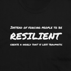 RÉSILIENT - Moins de traumatismes. Tee femme