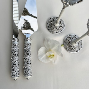 Wedding champagne flutes and cake knife set for bride and groom, wedding gift anniversary, toasting glasses and cake cutter set, First toast