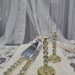 Wedding champagne flutes and cake knife set for bride and groom, wedding gift anniversary, toasting glasses and cake cutter set