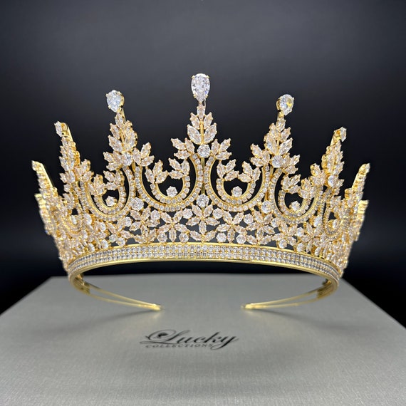 その他 Tiara Amazon.com : FASNAHOK Full CZ Wedding Bride Tiara for Women