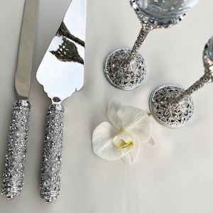 Wedding Champagne Flutes and Cake Knife Set for Bride and Groom, Wedding Gift Anniversary, Toasting Glasses and Cake Cutter Set, Toast Set