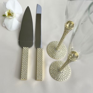 Wedding Champagne Flutes and Cake Knife Set for Bride and Groom, Wedding Gift Anniversary, Toasting Glasses and Cake Cutter Set