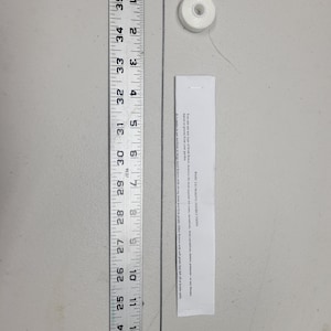 Peut inclure: Un fil métallique noir, une bobine de fil dentaire blanc et une règle avec des instructions pour faire un bracelet. Les instructions comprennent des informations sur l'utilisation de fleurs fraîches, d'œillets et d'autres matériaux.