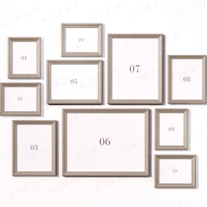 Op de afbeelding: Tien zilveren fotolijsten van verschillende formaten zijn op een witte muur gerangschikt. De lijsten zijn genummerd van 1 tot en met 10.