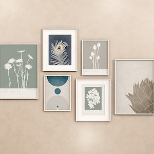 Op de afbeelding: Een set van zes ingelijste prints met botanische illustraties en abstracte ontwerpen. De prints zijn in witte lijsten met een licht beige achtergrond. De prints tonen een pauwenveer, een madeliefje, een klaproos, een bloem, een geometrisch ontwerp en een artisjok.