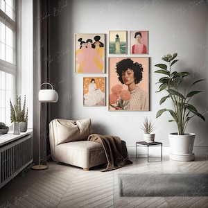 Puede incluir: Cinco impresiones de arte enmarcadas con mujeres y flores. Las impresiones son de estilo moderno con una estética minimalista. Las impresiones están colgadas en una pared blanca en un salón.