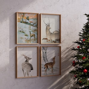 Op de afbeelding: Vier ingelijste kunstprints met herten in winterse taferelen. De prints hebben een licht houten frame en tonen herten in besneeuwde landschappen, met een kerstboom op de achtergrond. De kunst heeft een vintage, illustratieve stijl.