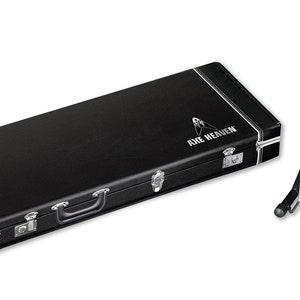Puede incluir: Estuche de guitarra negro con el texto "Axe Heaven" en la parte superior. Tambi&eacute;n se muestra un soporte de guitarra negro.