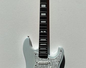 Mini guitarra Fender™ Strat™ transparente con desvanecimiento azul sónico con licencia de Kenny Wayne Shepherd, modelo coleccionable de música country de AXE HEAVEN®