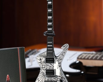 ★ 直筆サイン入り！KISS ポール・スタンレー自伝 ＋ 特製ギターピック paul-stanleys-destroyed-guitar