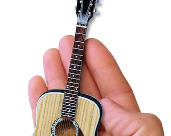 Enfeite de guitarra de 6" - Réplica em miniatura de violão acústico clássico com acabamento natural Fender da AXE HEAVEN®