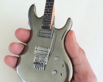 Satriani Collectible - Modelo de guitarra en miniatura Joe Satriani Chromeboy