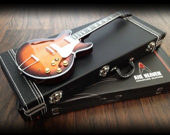 Custodia nera per mini chitarre - Custodia originale realizzata a mano per adattarsi alle chitarre in miniatura di AXE HEAVEN®