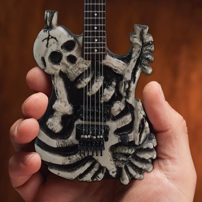 George Lynch geschnitzter Totenkopf und Knochen, Miniatur-Gitarrenreplik, Dokken-Sammlerstück