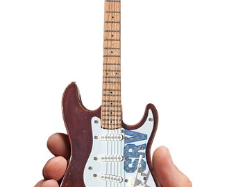 【希少】フェンダー ストラト ミニチュア ギター SRV レイヴォーン Amazon.co.jp: FanMerch ミニギターのスティービー・レイ