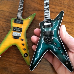 Dimebag Darrell Gitarre SET 2 Lightning Bolt und Dime Slime Mini Gitarre Modell Lizensierte Dean Guitar Mini