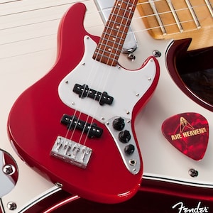 Klassisk röd Fender Jazz Bass samlarobjekt - Minibasmodell av AXE HEAVEN®