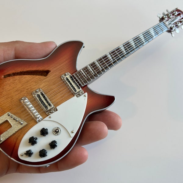 Beatles Collectible - Réplica de mini guitarra de cuerpo semi hueco Sunburst de 12 cuerdas firma de George