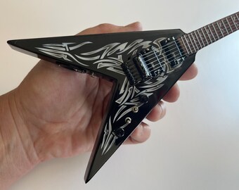 ケリー キング B.C. リッチ トライバル V - ブラックとホワイト