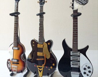 ビートルズ ミニチュアギター3本セット アビィロード ポスター 英国製バッジ ビートルズ ミニチュアギター3本セット アビィロード ポスター 英国製