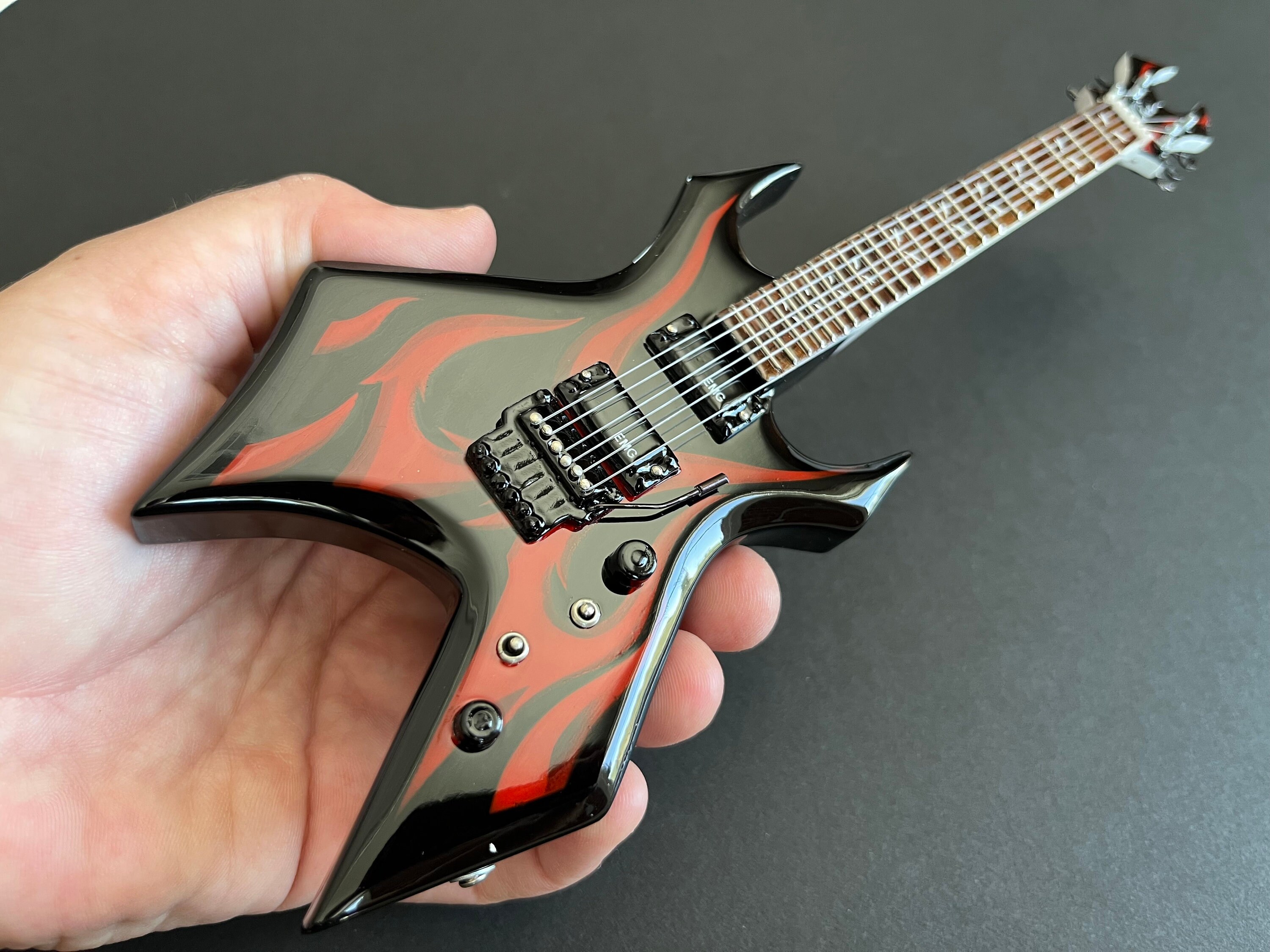 ケリー キング B.C. リッチ トライバル V - ブラックとレッド