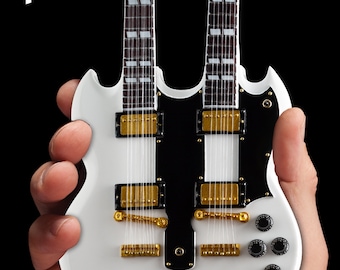 Op de afbeelding: Witte elektrische gitaar met dubbele hals, gouden hardware en zwarte accenten. De gitaar heeft het Gibson-logo op de kop.