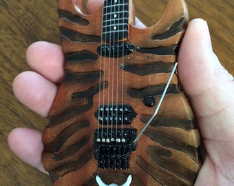 Dokken Sammlerstück - George Lynch Mr. Scary Miniature Gitarre Replica