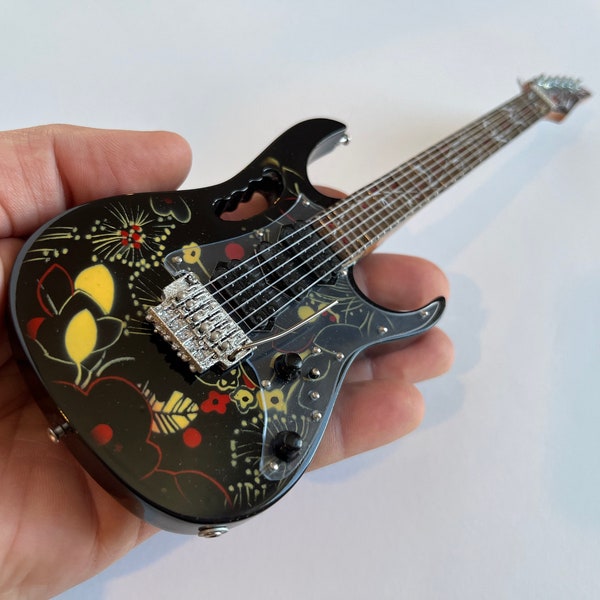 Steve Vai Sammlerstück - Ibanez JEM Schwarzes Blumenmuster Miniatur Gitarrenmodell