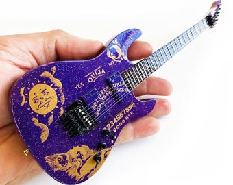 Metallica Collectible Kirk Hammett Mini Guitar - Replica di chitarra Ouija viola - Chitarra in miniatura