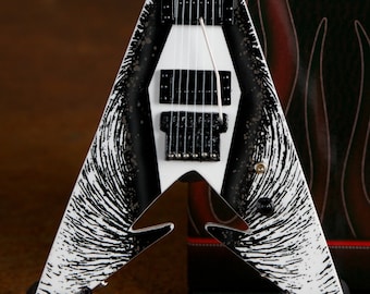 Chitarra replica magnetica da collezione dei Metallica di Kirk Hamett, Death, in miniatura.