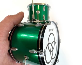 Réplica en miniatura de la batería "Immigrant Song" de Led Zeppelin, de John Bonham, en color verde brillante.