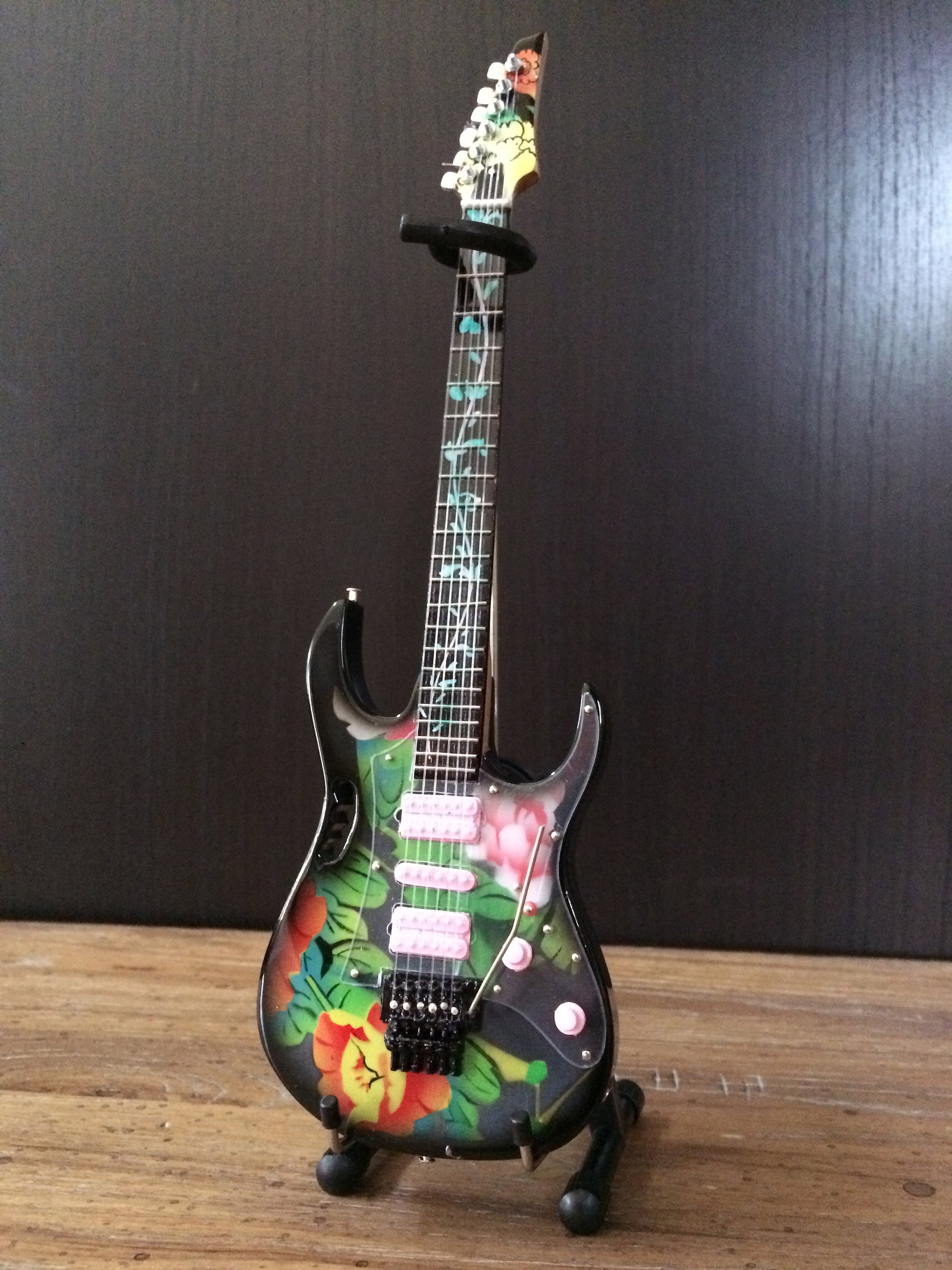 Miniatura Chitarra Ibanez JEM7V Steve Vai Scala 1:4 – In Legno, Con Custodia Rigida, Per Collezionisti, Gadget Rock Memorabilia - 8
