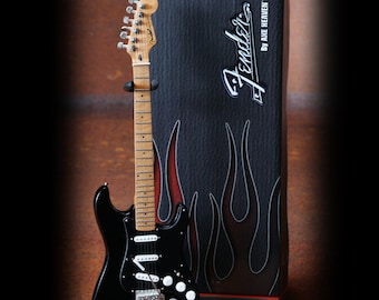 Fender™ Official Miniature Black Stratocaster Solid Black Strat con battipenna nero di AXE HEAVEN®