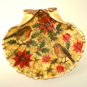 Peut inclure: Coquillage décoratif avec un bord doré. L'intérieur présente un motif festif avec deux rouges-gorges, des poinsettias rouges et des feuilles de houx vertes. Le coquillage mesure environ 15 cm de diamètre.