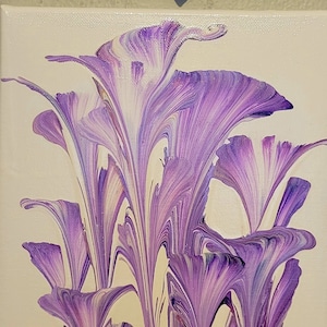 Puede incluir: Pintura abstracta de flores moradas y blancas sobre un lienzo blanco.