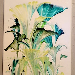 Puede incluir: Pintura abstracta sobre lienzo con pintura verde, azul y blanca en espiral. La pintura crea un patrón que se asemeja a flores o hojas.