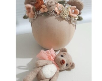 Set di orsacchiotto di feltro fatto a mano e fascia floreale per capelli – Accessorio fotografico per neonati – Accessorio fotografico per neonati