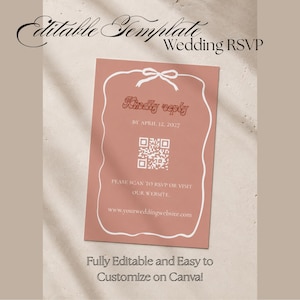 Op de afbeelding: Een blush roze trouw RSVP-kaart met een witte rand en strik ontwerp. De kaart bevat de tekst "Kindly reply" en een QR-code. De onderkant van de kaart luidt "Fully Editable and Easy to Customize on Canva!"