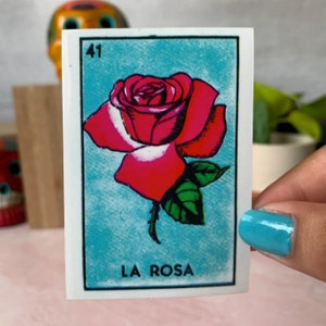 La Rosa 2x3 Autocollant Carré | latinx | Très ça | Trèsce | | de petites entreprises appartenant à latina Autocollant Loteria
