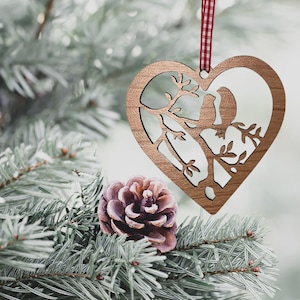 Arquivo de ornamento de pássaros de coração dos namorados para corte a laser, decorações de árvores svg para artesão, arquivos de corte glowforge, ornamento de etiqueta de presente para download