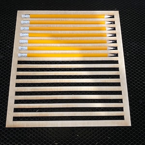Arquivo SVG Pencil Jig para download digital, gravando nomes em lápis com Glowforge, Digital Pencil Jig File, arquivo escolar de gravação a lápis