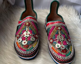 Joli Babouches berbères Cuir Colorés Pour Femmes brodées au fil de coton coloré, Babouche Marocaines ,Babouches Amazigh, Belgha