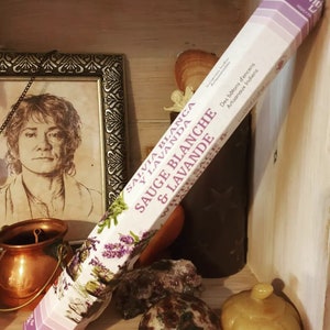 groene boom wierookstokje witte salie en lavendel