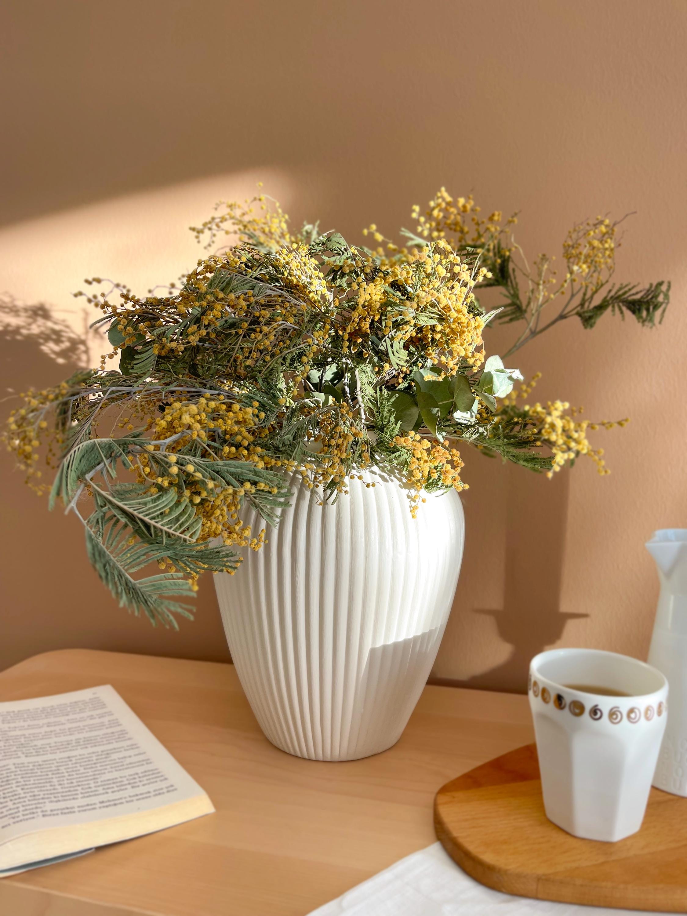 ミニマルなストライプ柄の陶器の花瓶：スカンジナビア風インテリア