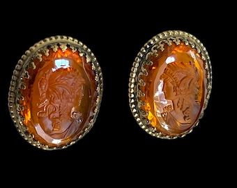 Orecchini a clip con cammeo in ambra firmati WHITING & DAVIS, vintage