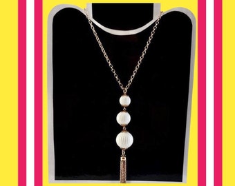 Collana vintage con ciondolo a forma di globo in lucite "Hi-Fashion" di Sarah Coventry