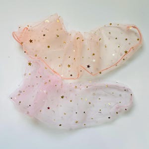 Puede incluir: Dos capas de tul transparente rosa y melocot&oacute;n con estrellas y lunas doradas brillantes. La tela es suave y delicada, perfecta para manualidades o decoraci&oacute;n.