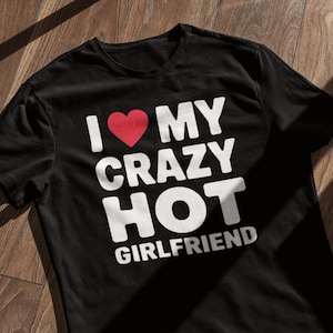Design graphique romantique drôle PNG - Typographie audacieuse « I Love My Crazy Hot Girlfriend » avec coeur rouge, parfait pour les t-shirts, les tasses et les cadeaux