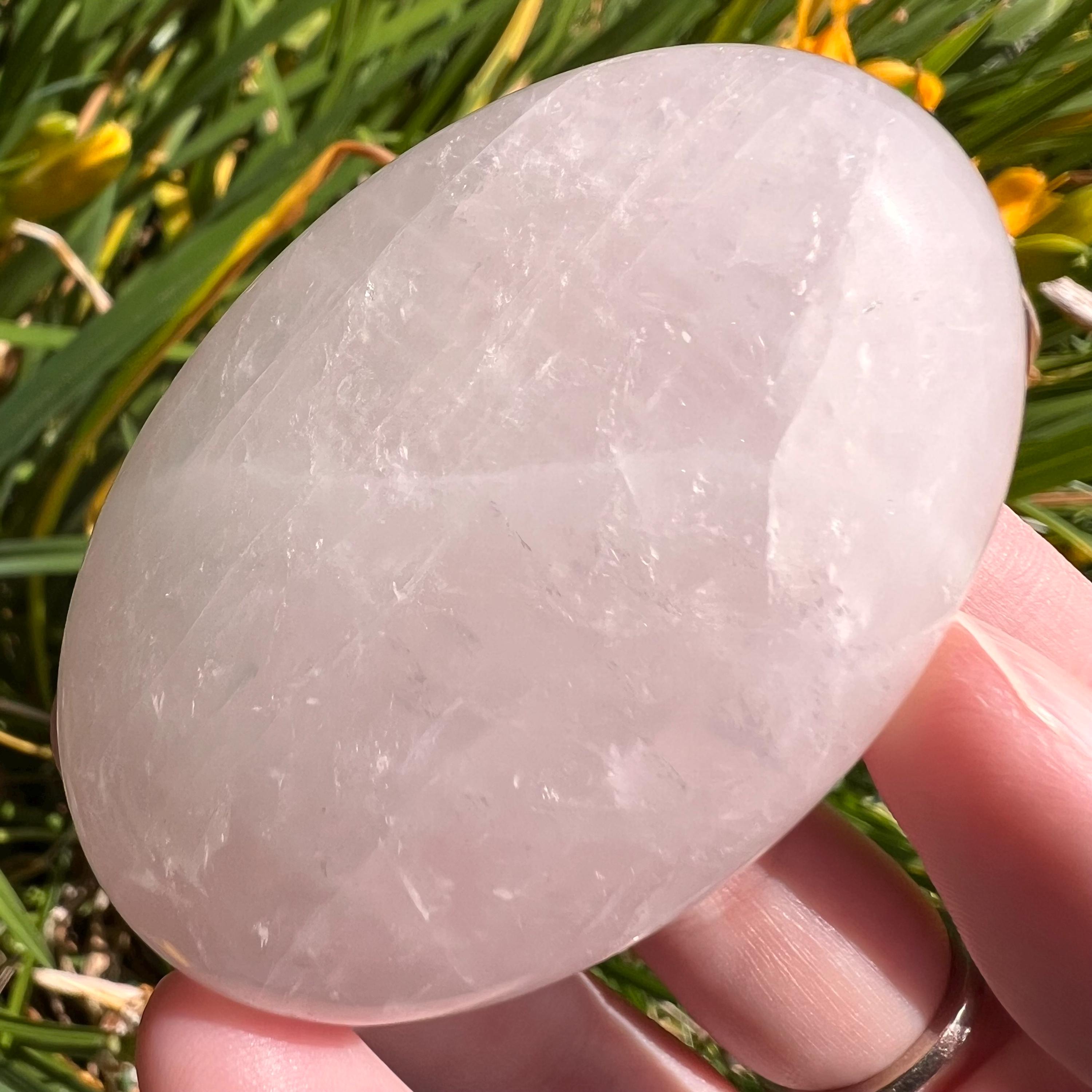 ローズクォーツパームストーン：マダガスカルクリスタル、ハート