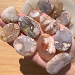 Blumenachat Handschmeichler: Herz- & Wurzelchakra-Kristall, Madagaskar